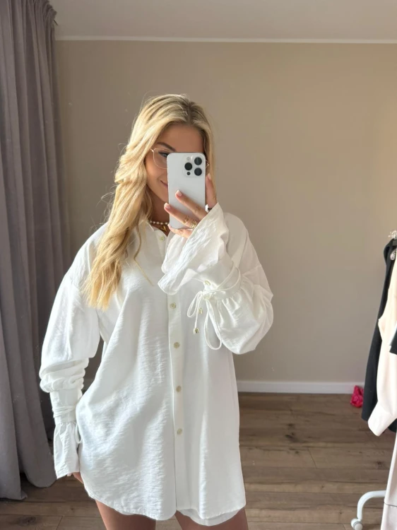 Biała koszulka damska Lamilla o luźnym fasonie z dekoltem V. Modny T shirt oversize na lato, do szortów, jeansów i codziennych stylizacji