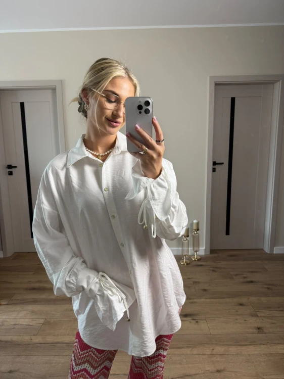 Luźna biała koszulka damska Lamilla z dekoltem V. Stylowy T shirt oversize pasujący do szortów, jeansów i letnich stylizacji