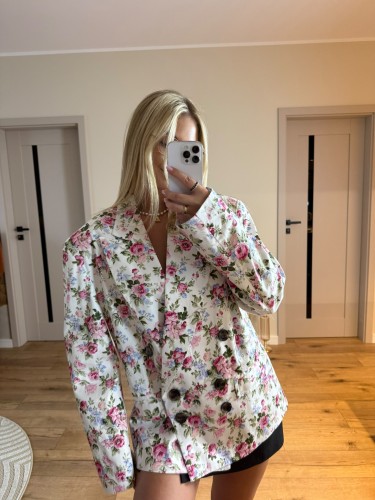 Marynarka damska LaMilla w kwiaty z dwurzędowym zapięciem. Elegancki model w różowy kwiatowy wzór idealny do codziennych i eleganckich stylizacji. Modna odzież damska PatiGlow.