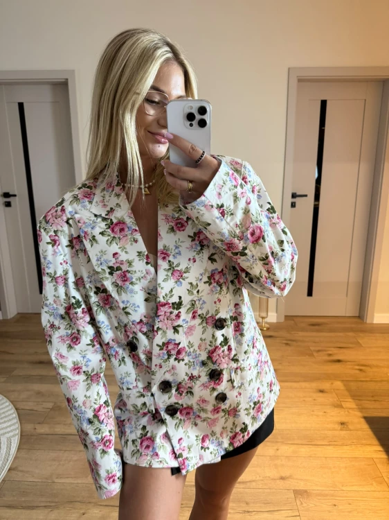 Elegancka marynarka damska LaMilla w kwiatowy wzór. Dwurzędowy fason doskonale sprawdzi się do spodni, jeansów i spódnic. Modna odzież damska dostępna w butiku PatiGlow.